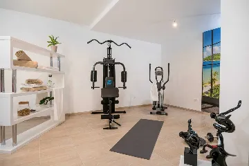 Stanići Villa for 8+2 Guests with Pool & Jacuzzi