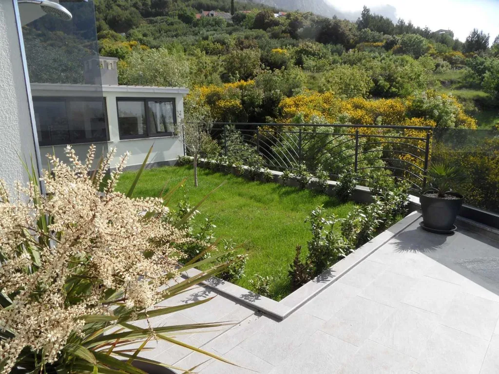 Stanići Villa for 8+2 Guests with Pool & Jacuzzi