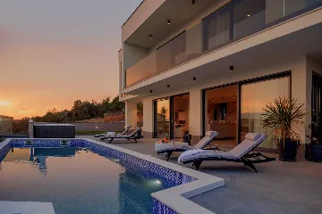 Stanići Villa for 8+2 Guests with Pool & Jacuzzi