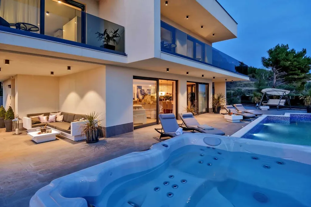Stanići Villa for 8+2 Guests with Pool & Jacuzzi