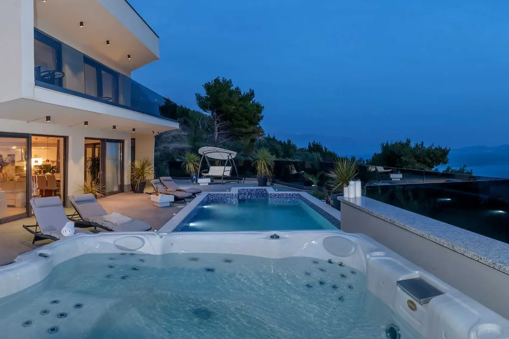 Stanići Villa for 8+2 Guests with Pool & Jacuzzi
