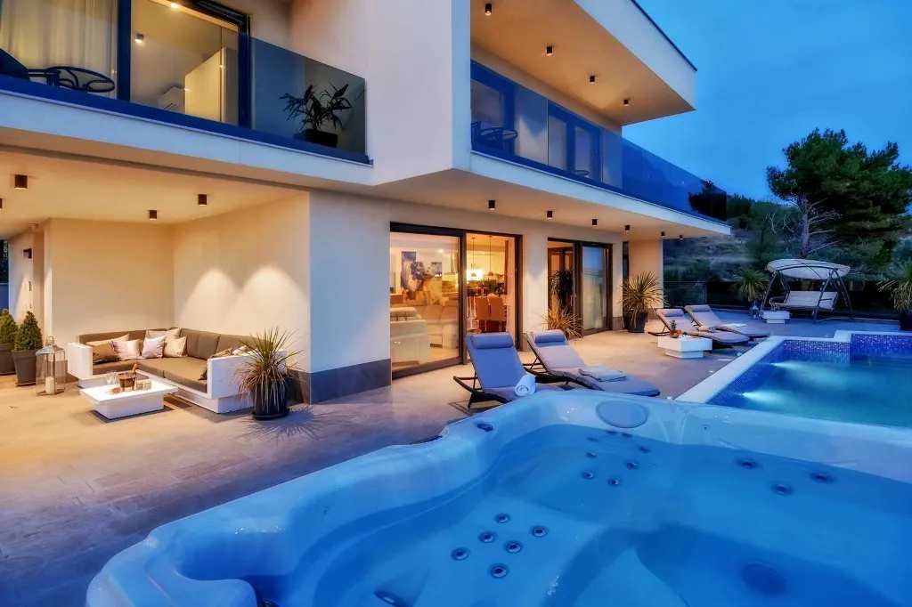 Stanići Villa for 8+2 Guests with Pool & Jacuzzi
