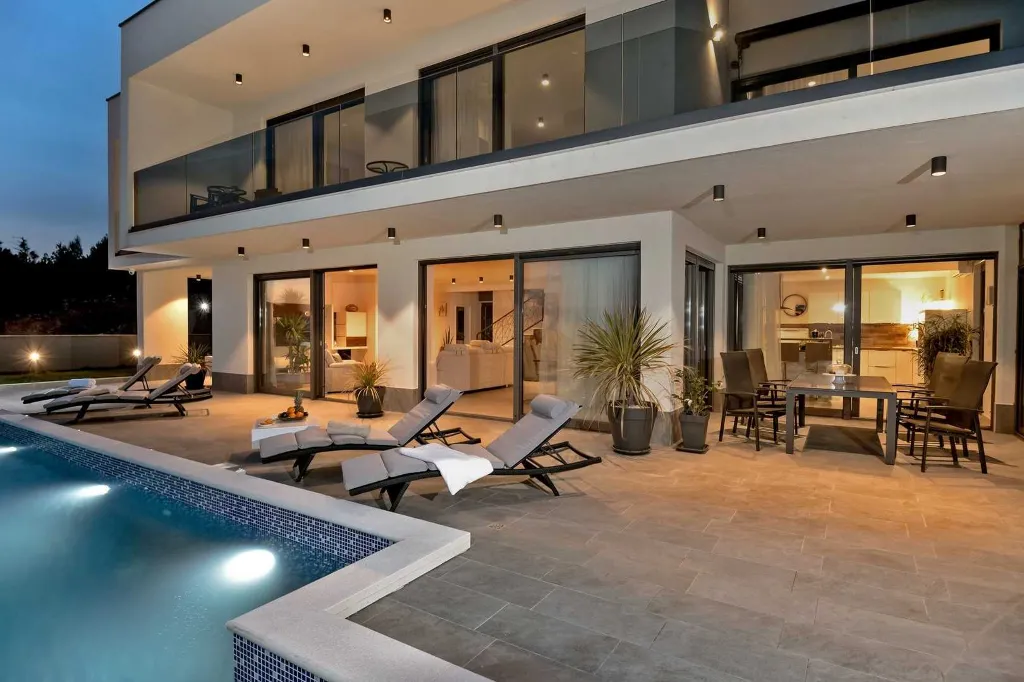 Stanići Villa for 8+2 Guests with Pool & Jacuzzi