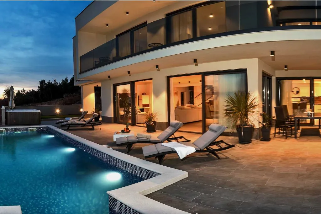 Stanići Villa for 8+2 Guests with Pool & Jacuzzi