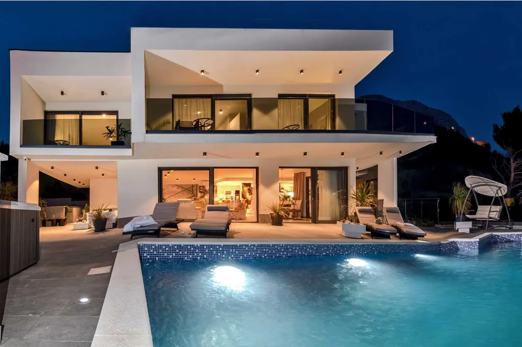 Stanići Villa for 8+2 Guests with Pool & Jacuzzi