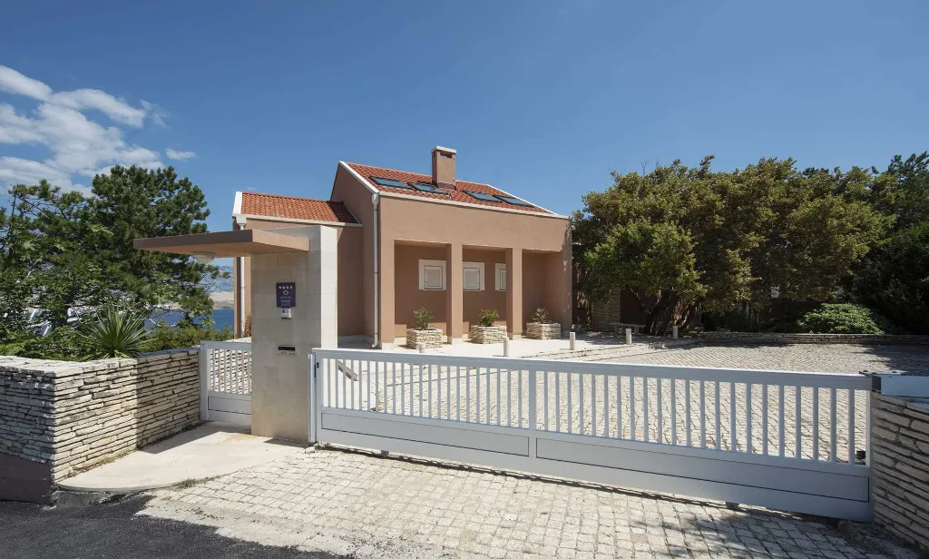 5-Bedroom Villa with Private Pool in Pag