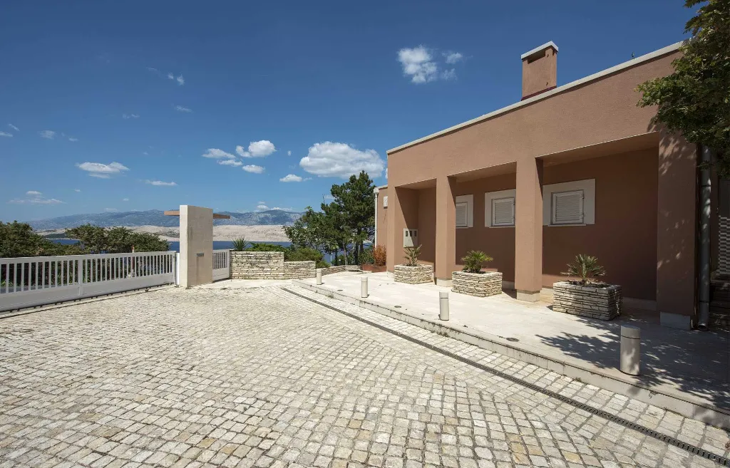 5-Bedroom Villa with Private Pool in Pag