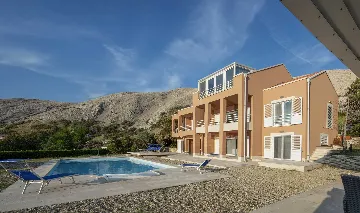 5-Bedroom Villa with Private Pool in Pag