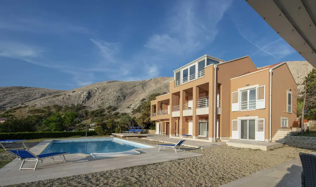 5-Bedroom Villa with Private Pool in Pag