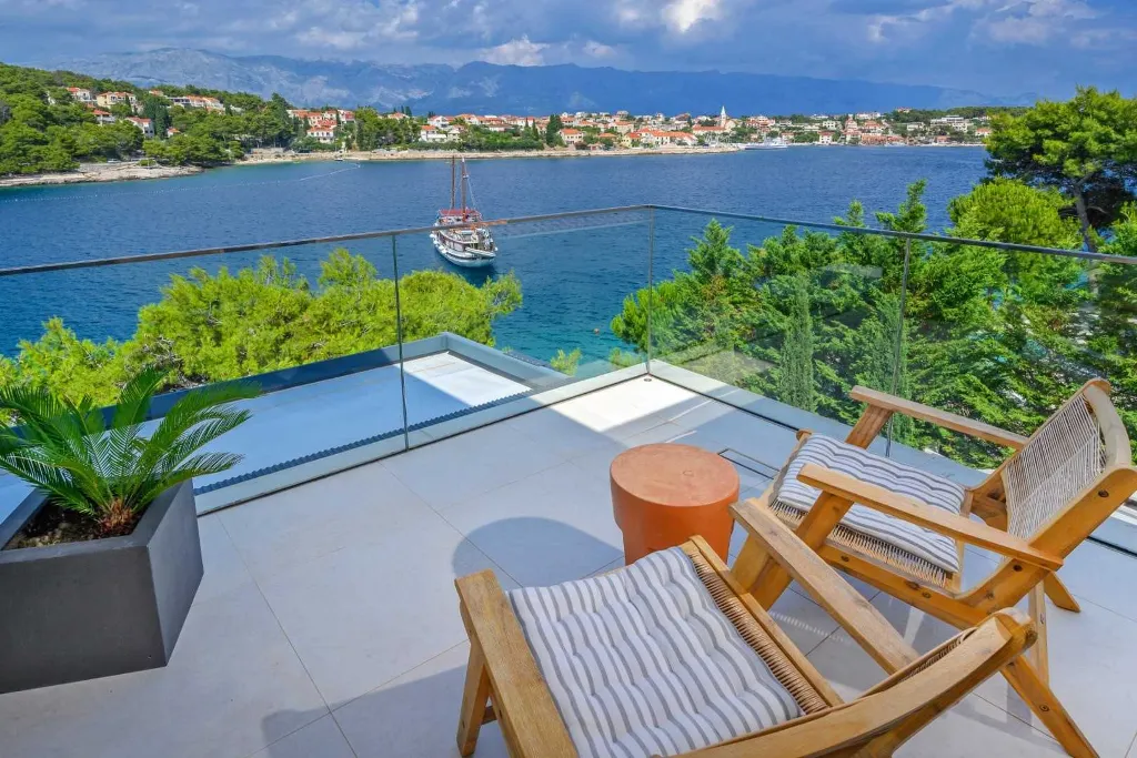 Seafront Villa with Private Heated Pool (8 Guests)