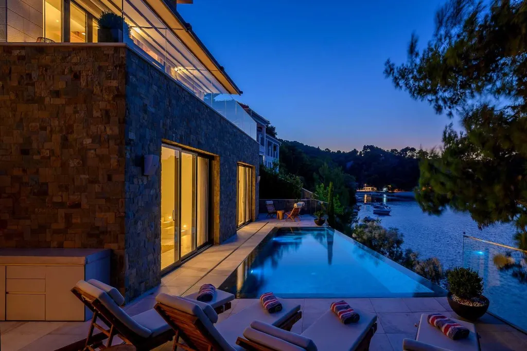Seafront Villa with Private Heated Pool (8 Guests)