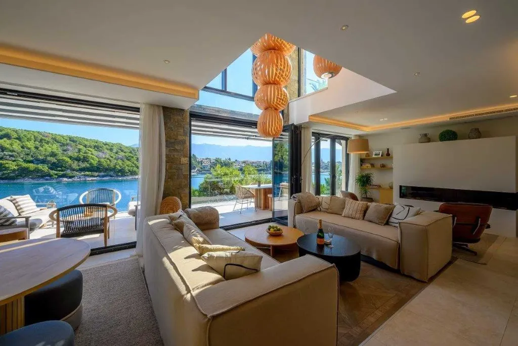 Seafront Villa with Private Heated Pool (8 Guests)