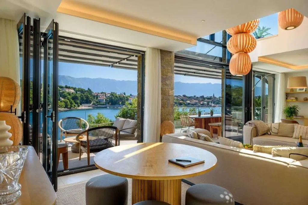 Seafront Villa with Private Heated Pool (8 Guests)