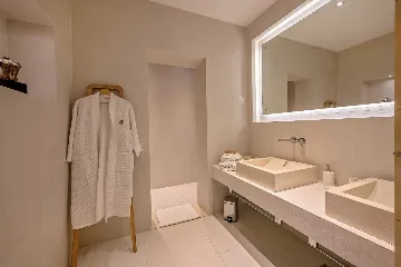 Seafront Villa with Private Heated Pool (8 Guests)