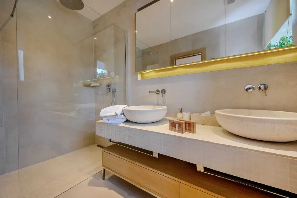 Seafront Villa with Private Heated Pool (8 Guests)
