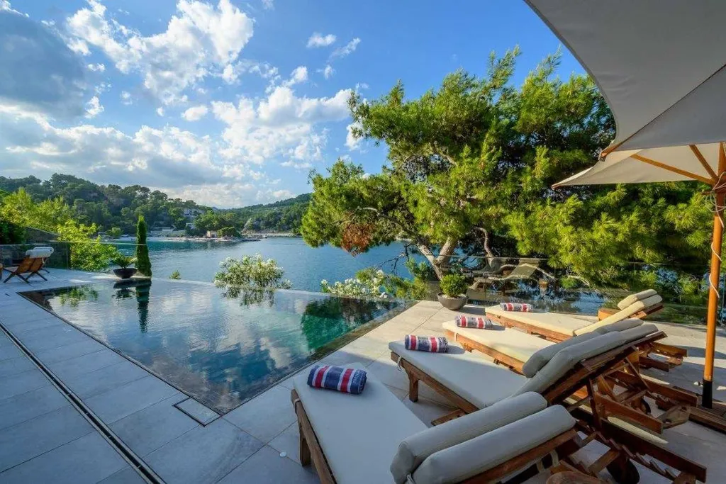 Seafront Villa with Private Heated Pool (8 Guests)