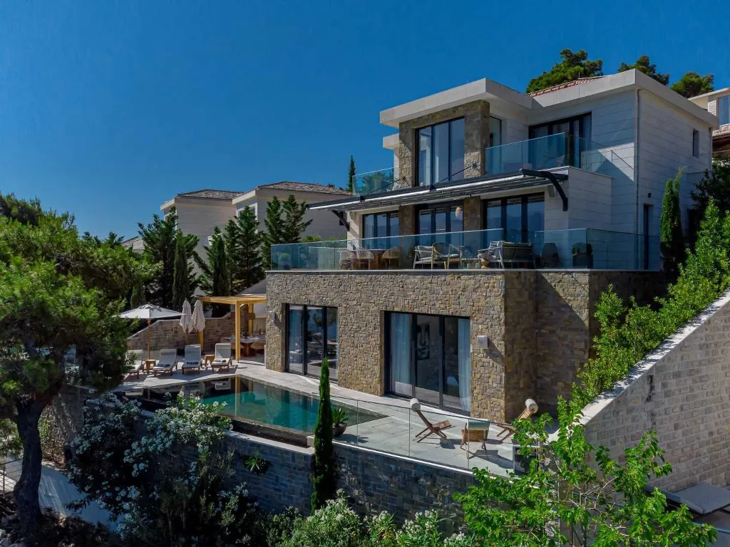 Seafront Villa with Private Heated Pool (8 Guests)