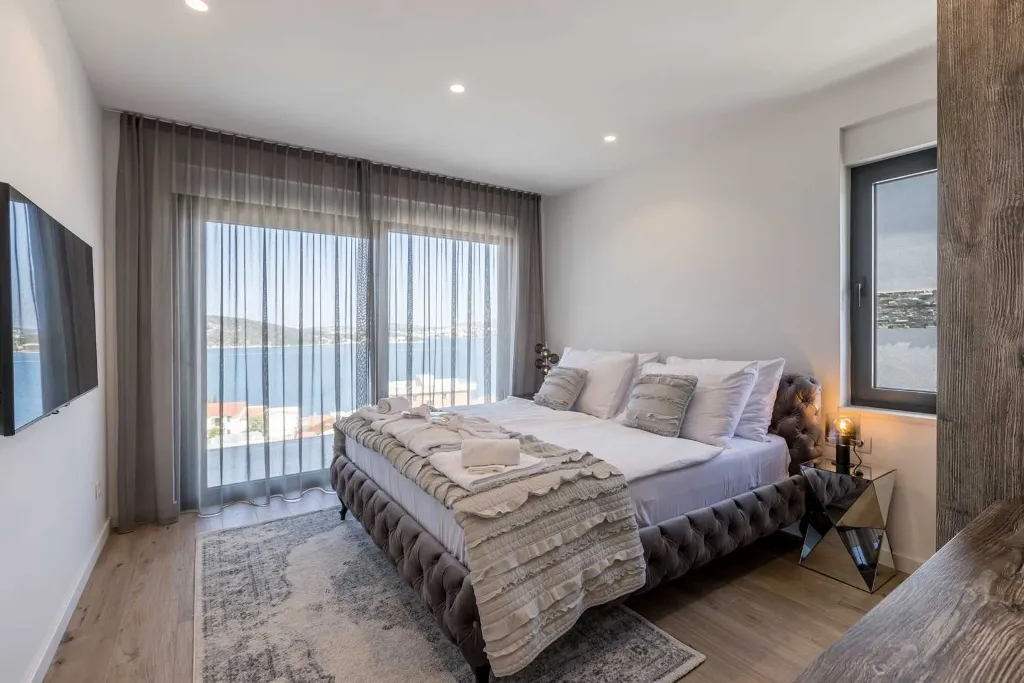 Ražanj Villa for 8 with Heated Infinity Pool