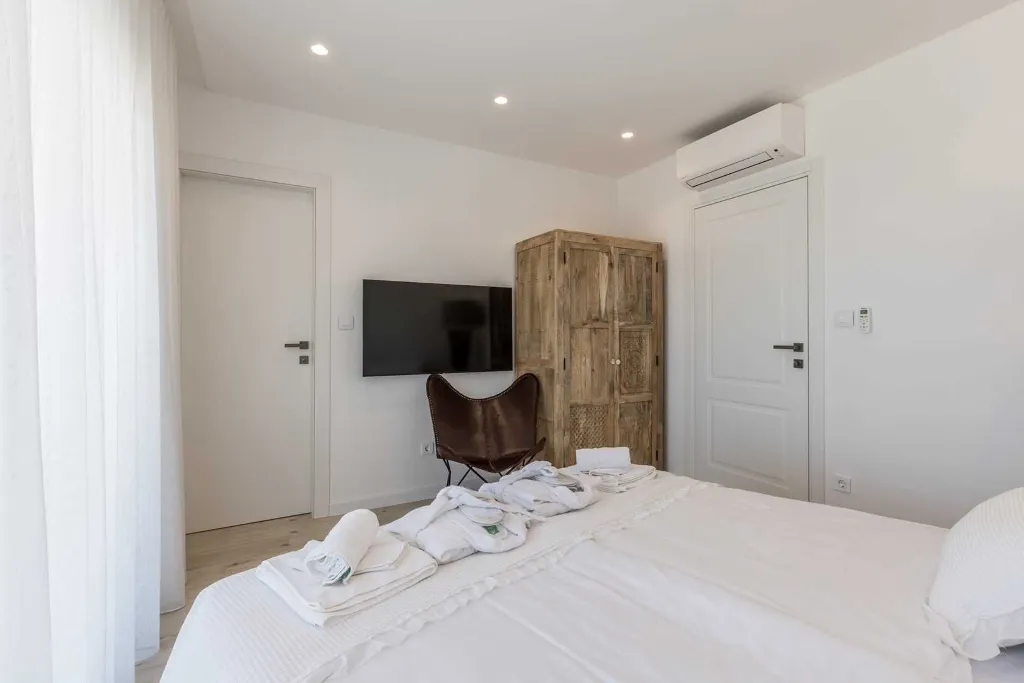 Ražanj Villa for 8 with Heated Infinity Pool