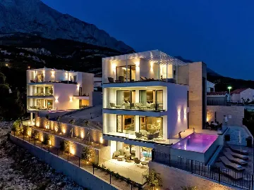 Villa in Promajna for 8 Guests with Heated Pool