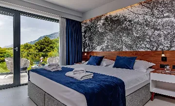 Villa in Promajna for 8 Guests with Heated Pool