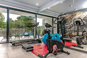 Villa in Promajna for 8 Guests with Heated Pool