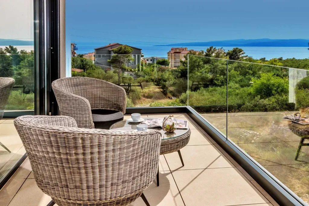 Villa in Promajna for 8 Guests with Heated Pool