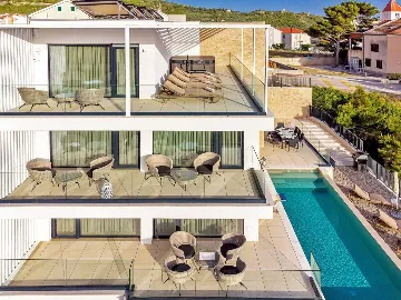 Villa in Promajna for 8 Guests with Heated Pool