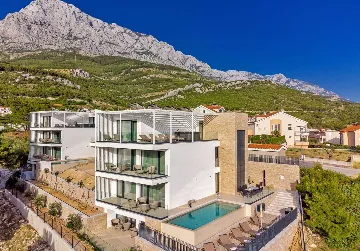 Villa in Promajna for 8 Guests with Heated Pool