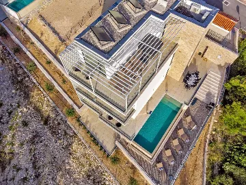 Villa in Promajna for 8 Guests with Heated Pool