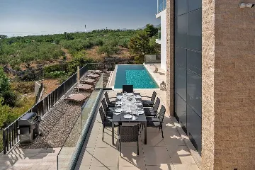 Villa in Promajna for 8 Guests with Heated Pool