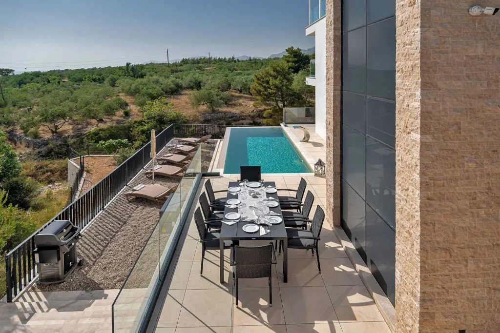 Villa in Promajna for 8 Guests with Heated Pool