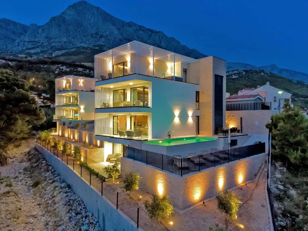 Villa in Promajna for 8 Guests with Heated Pool
