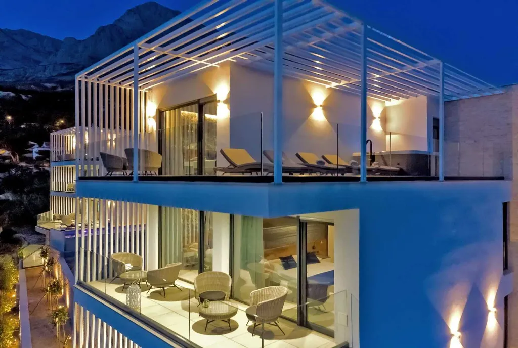 Villa in Promajna for 8 Guests with Heated Pool