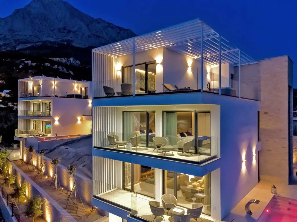 Villa in Promajna for 8 Guests with Heated Pool