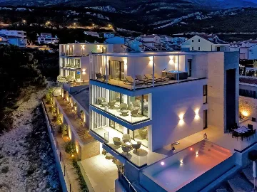 Villa in Promajna for 8 Guests with Heated Pool