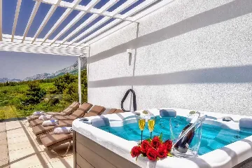 Villa in Promajna for 8 Guests with Heated Pool