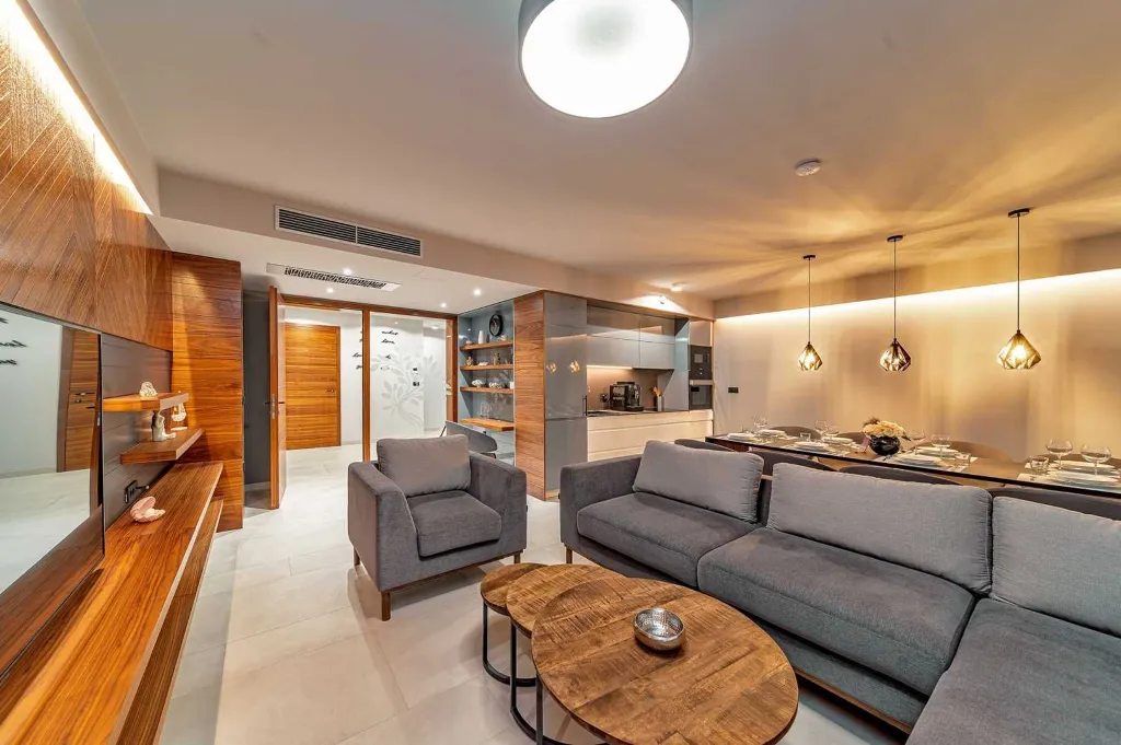 Villa in Promajna for 8 Guests with Heated Pool