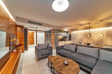 Villa in Promajna for 8 Guests with Heated Pool