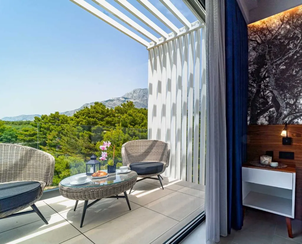 Villa in Promajna for 8 Guests with Heated Pool