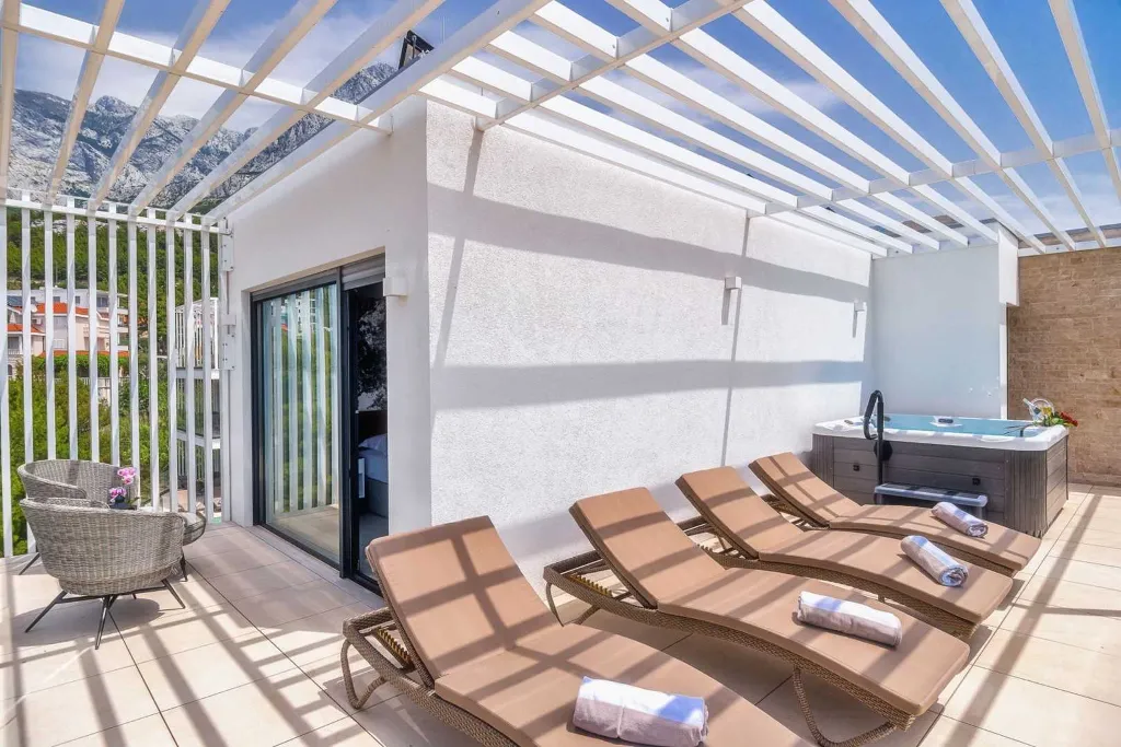 Villa in Promajna for 8 Guests with Heated Pool