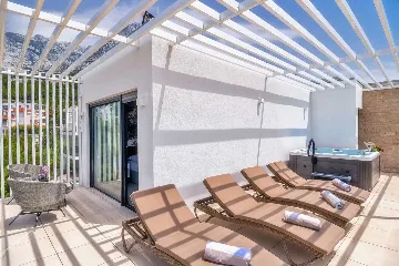 Villa in Promajna for 8 Guests with Heated Pool