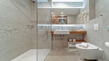 Villa in Promajna for 8 Guests with Heated Pool