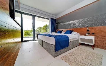 Villa in Promajna for 8 Guests with Heated Pool