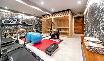 Villa in Promajna for 8 Guests with Heated Pool