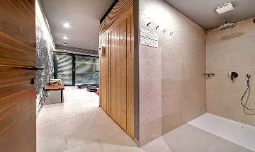 Villa in Promajna for 8 Guests with Heated Pool