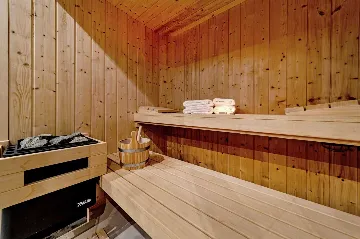 Villa in Promajna for 8 Guests with Heated Pool