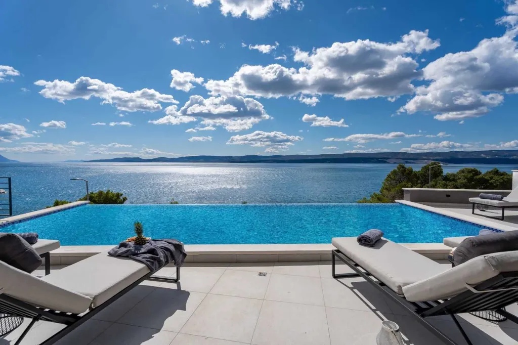 Seafront Villa for 10 Guests in Lokva Rogoznica