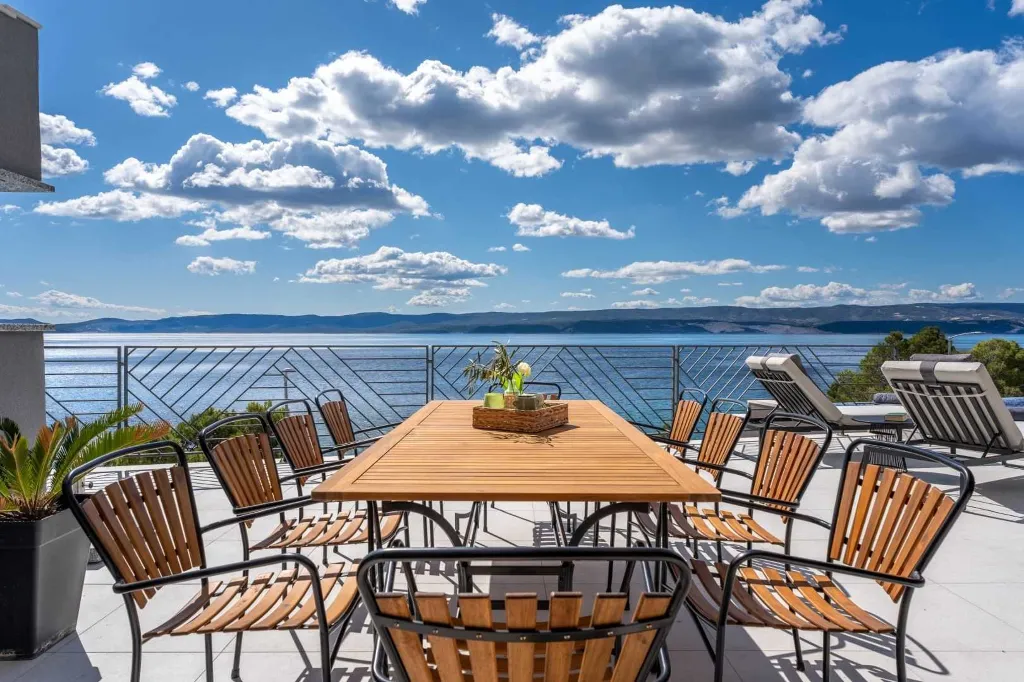 Seafront Villa for 10 Guests in Lokva Rogoznica