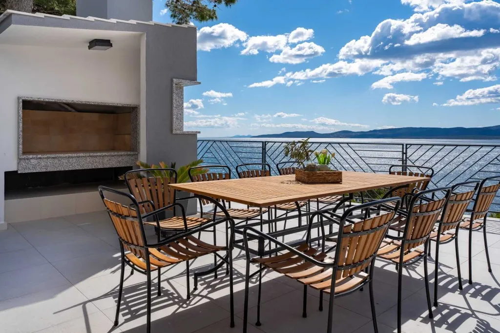 Seafront Villa for 10 Guests in Lokva Rogoznica